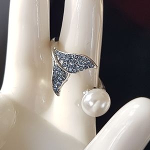 🐬 Fin Pearl Open Ring